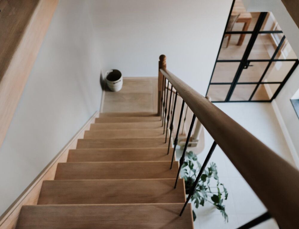 Featured image for “Landelijke trap in Engelse stijl | bekleding op betonconstructie”