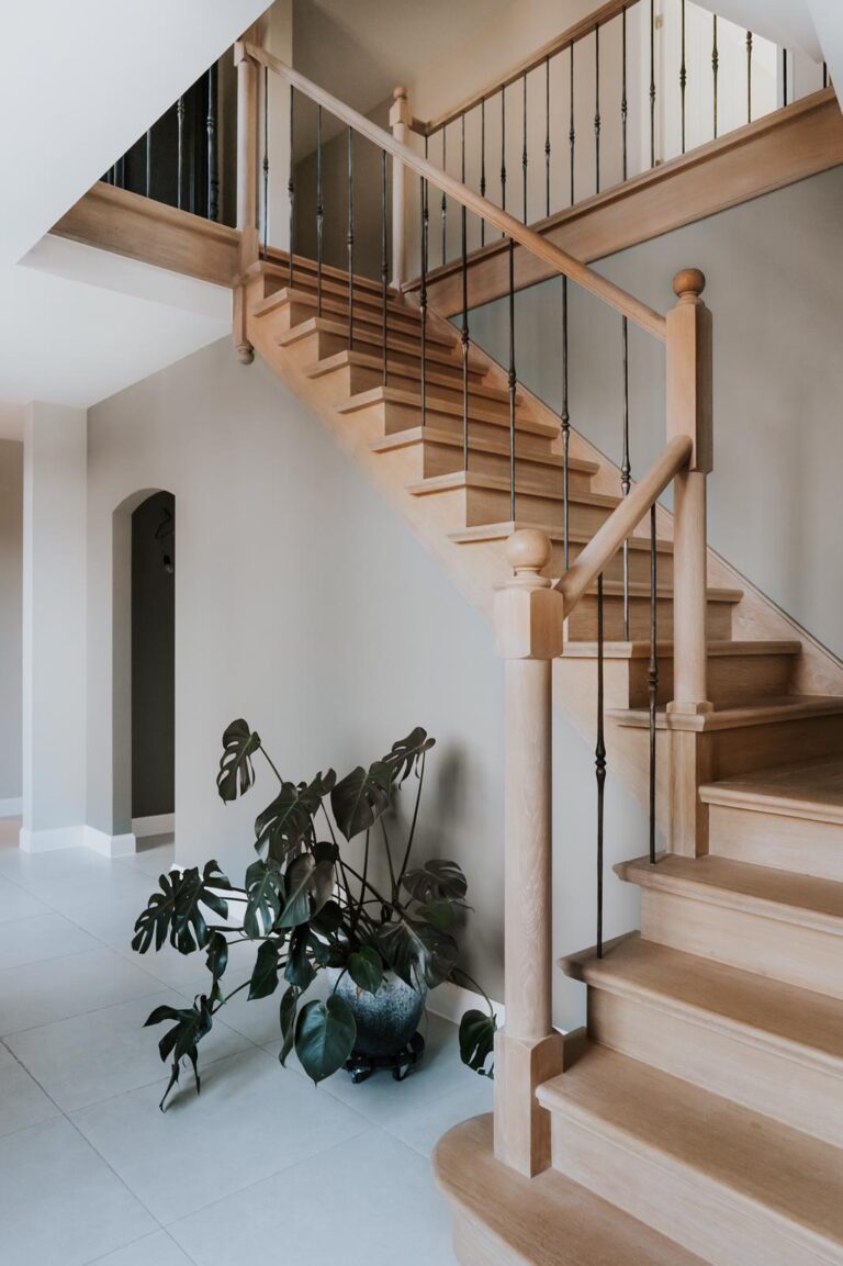 Landelijke trap in Engelse stijl,bekleding op een betontrap,bekleding op betonconstructie,houten trap,trapbekleding,tijdloos,eigentijds,interieur
