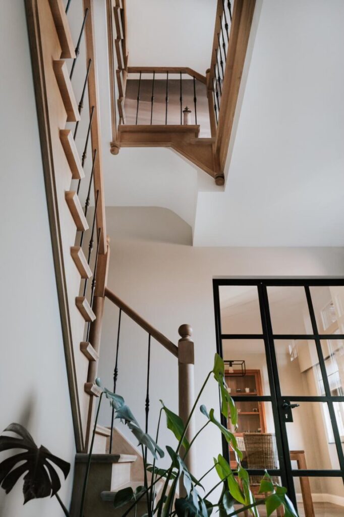 Landelijke trap in Engelse stijl,bekleding op een betontrap,bekleding op betonconstructie,houten trap,trapbekleding,tijdloos,eigentijds,interieur