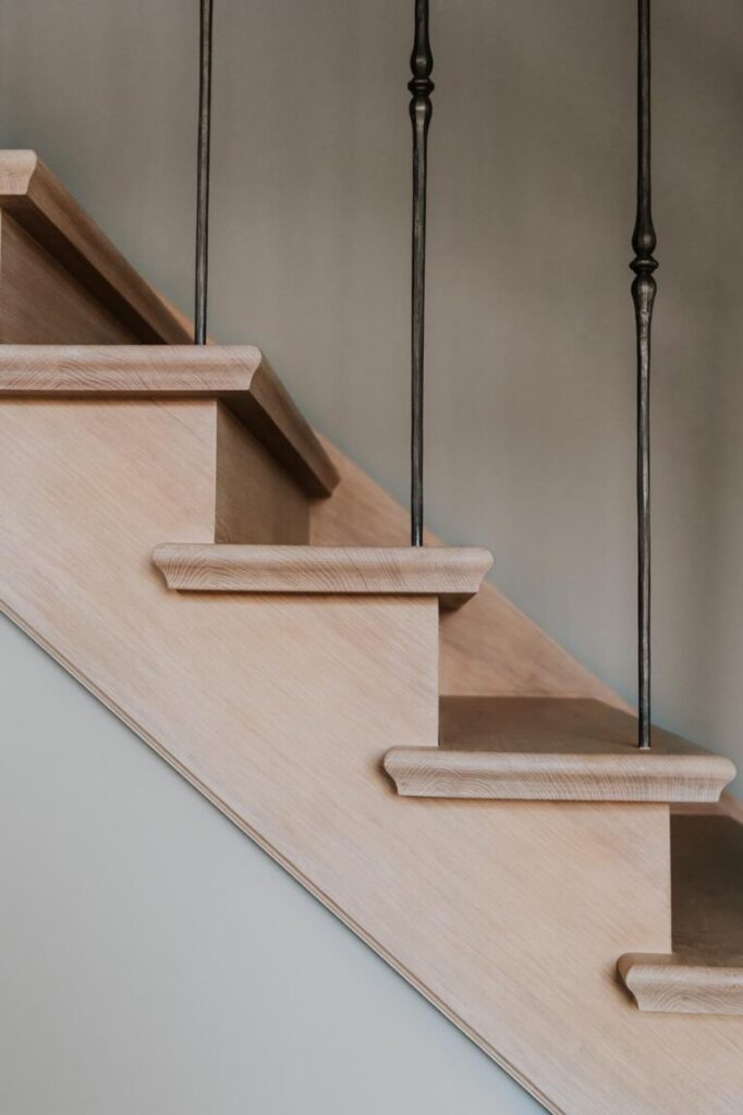 Bekleding op een betontrap,bekleding op betonconstructie,houten trap,trapbekleding,tijdloos,eigentijds,interieur