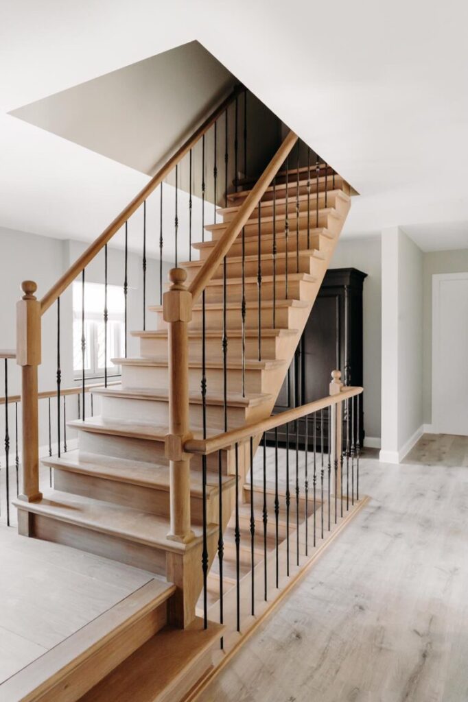 Landelijke trap in Engelse stijl,betontrap,bekleding, houten trap,trapbekleding,tijdloos,eigentijds,interieur