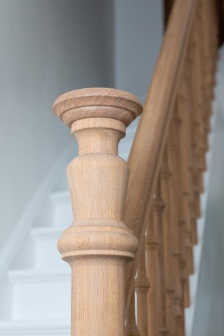 trap in herenhuis,herenhuis trap,herenhuistrap,herenhuisstijl,ambachtelijk,trappenmaker,trap voor herenhuis,houten trap,combinatie wit en hout,houten trappaal,majestueus,behandeling rubio monocoat,trappenmakerij wim van loon