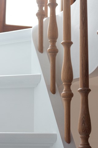 ambachtelijk,trappenmaker,combinatie wit en hout,houten balusters,behandeld met Rubio Monocoat