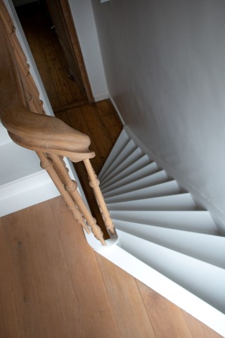 trap in herenhuis,herenhuis trap,herenhuistrap,herenhuisstijl,ambachtelijk,trappenmaker,trap voor herenhuis,houten trap,combinatie wit en hout,houten balusters,behandeld met Rubio Monocoat,witte treden,witte traptreden,gepatenteerde verdrijving,waaier van treden,stradivarius
