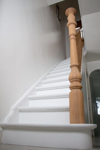 trap in herenhuis,herenhuis trap,herenhuistrap,herenhuisstijl,ambachtelijk,trappenmaker,trap voor herenhuis,houten trap,combinatie wit en hout,houten trappaal,houten balusters,bloktrede,afgeronde trede