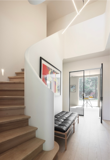 Houten trap,model blokleuning,trap met witte gesloten wand,leuning met witte wand,op maat volgens de wensen van onze klant