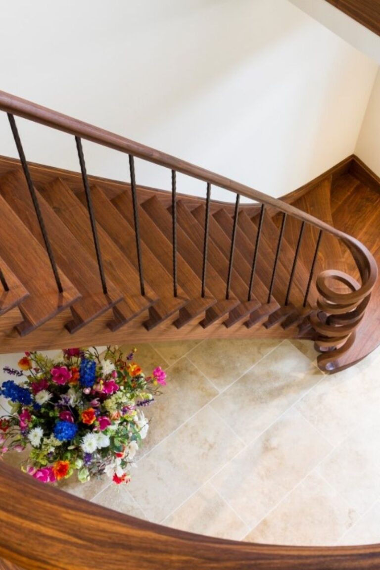 houten trap, notelaar, kunstzinnig, smeedijzeren balusters, creatief met hout,krullende trappaal,uitgesneden,houtsnijwerk