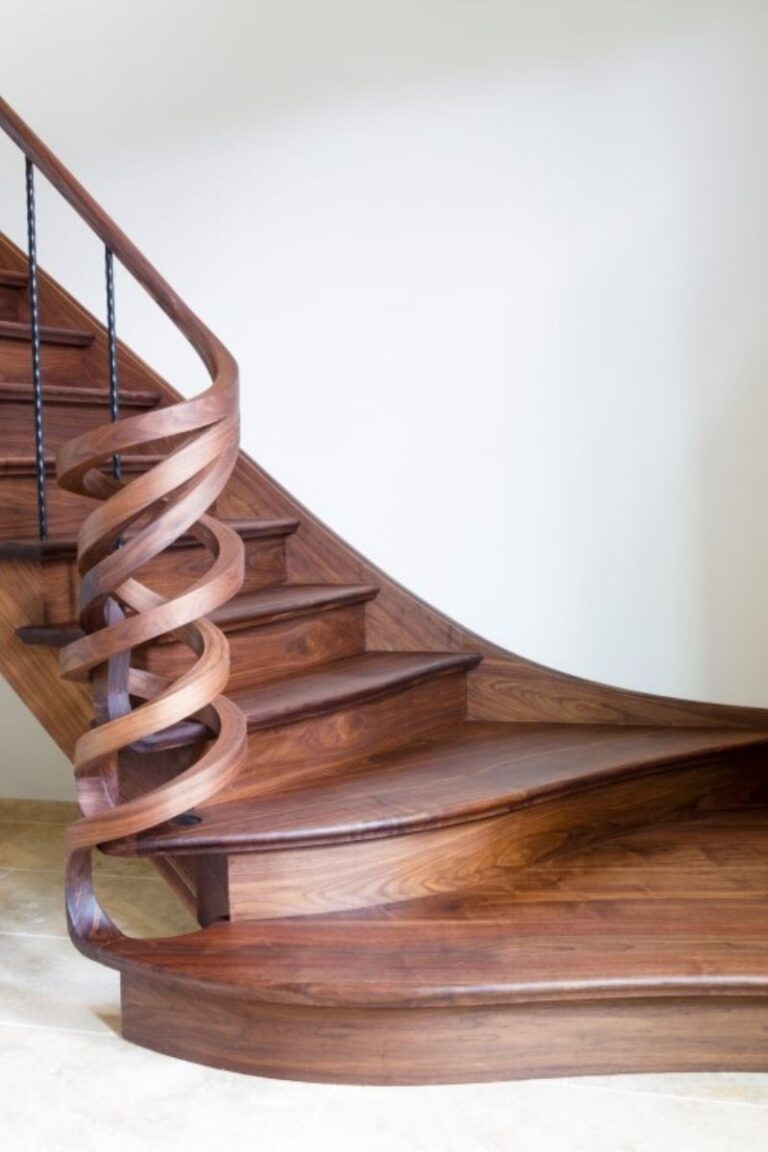 houten trap, notelaar, kunstzinnig, smeedijzeren balusters, bloktrede bij aanvang, creatief met hout