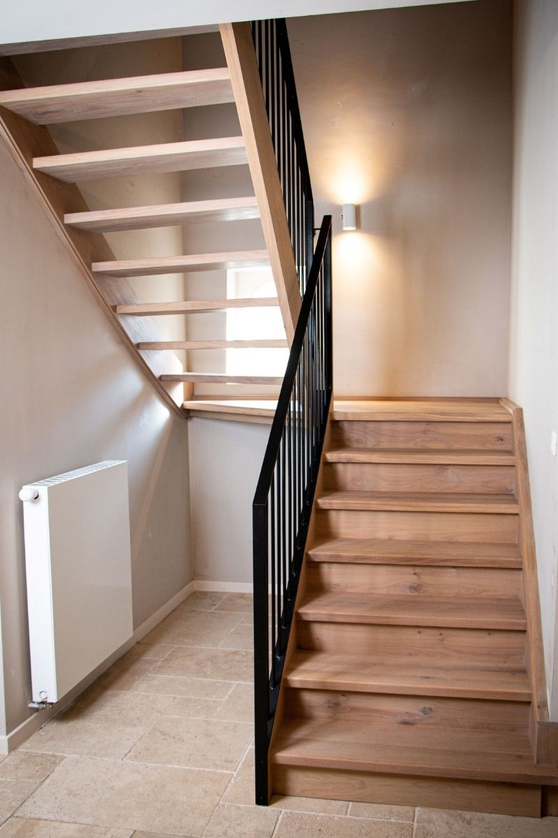 Houten trap met metalen leuning, tijdloze trap,hedendaagse trap,metalen platte latten, model Modest Plus