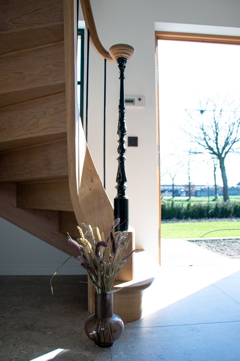 houten trap,model Serenity,smeedijzeren trappaal,landelijke woning,trappenmaker,loenhout,trappenmakerij wim van loon,wuustwezel