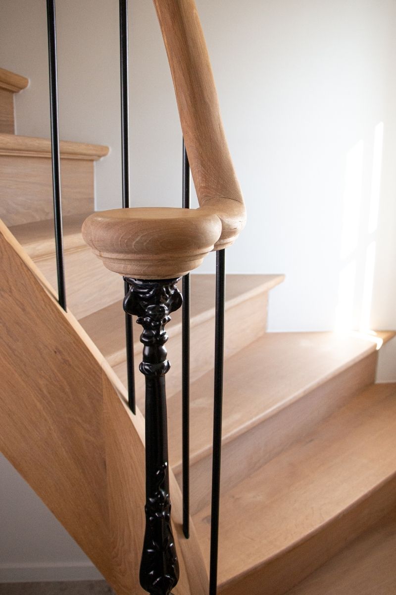 houten trap,model Serenity,smeedijzeren trappaal,9005 zwart,structuur,poedercoating,handgreep op trappaal,trappenmaker,loenhout,trappenmakerij wim van loon,wuustwezel
