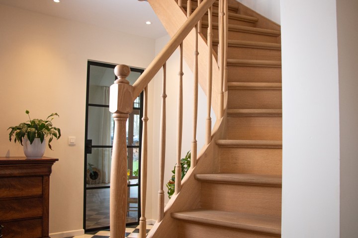 Featured image for “Tijdloos en modern: nieuwe trap in uitgesproken interieur”