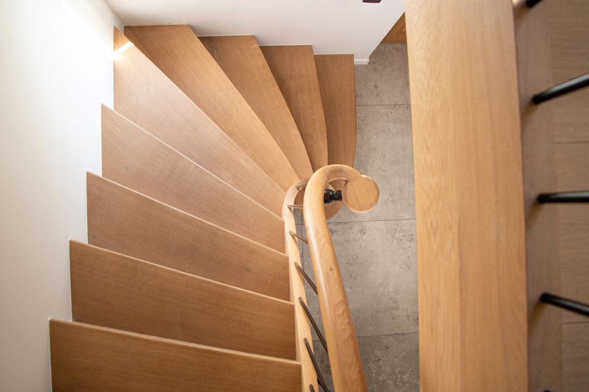 houten trap met gietijzeren trappaal,serenity plus,landelijke trap