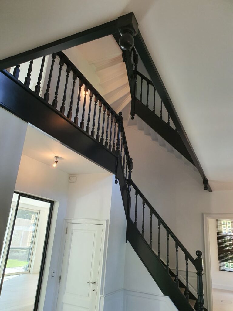 traprenovatie,renovatie,leuning vervangen,balustrade, houten trap, voor de renovatie, oude situatie