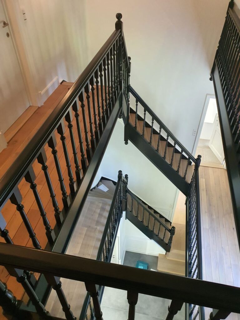 traprenovatie,renovatie,leuning vervangen,balustrade, houten trap, voor de renovatie, oude situatie