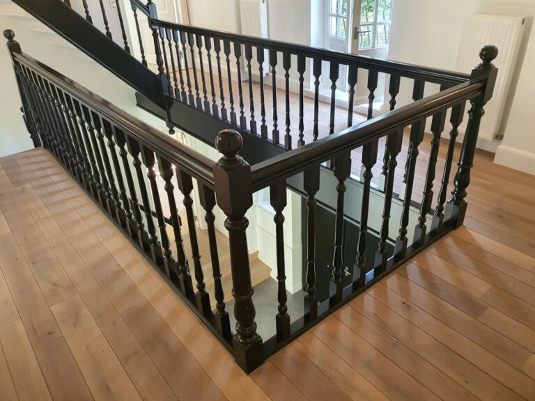 traprenovatie,renovatie,leuning vervangen,balustrade, houten trap, voor de renovatie, oude situatie