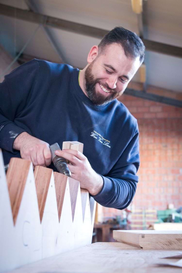 Hier zie je collega Kevin een trap maken in het atelier