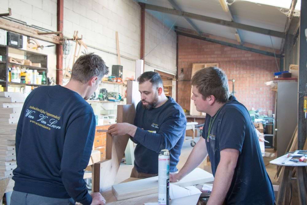 Hier zie je het team van trappenmaker Wim Van Loon een trap maken in het atelier