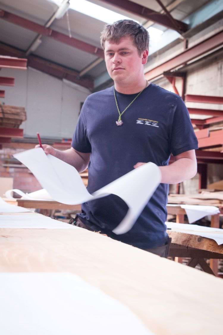 Hier zie je collega Guy een trap maken in het atelier