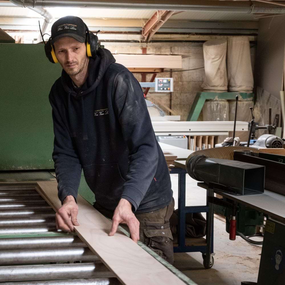 Hier zie je collega Stijn een trap maken in het atelier