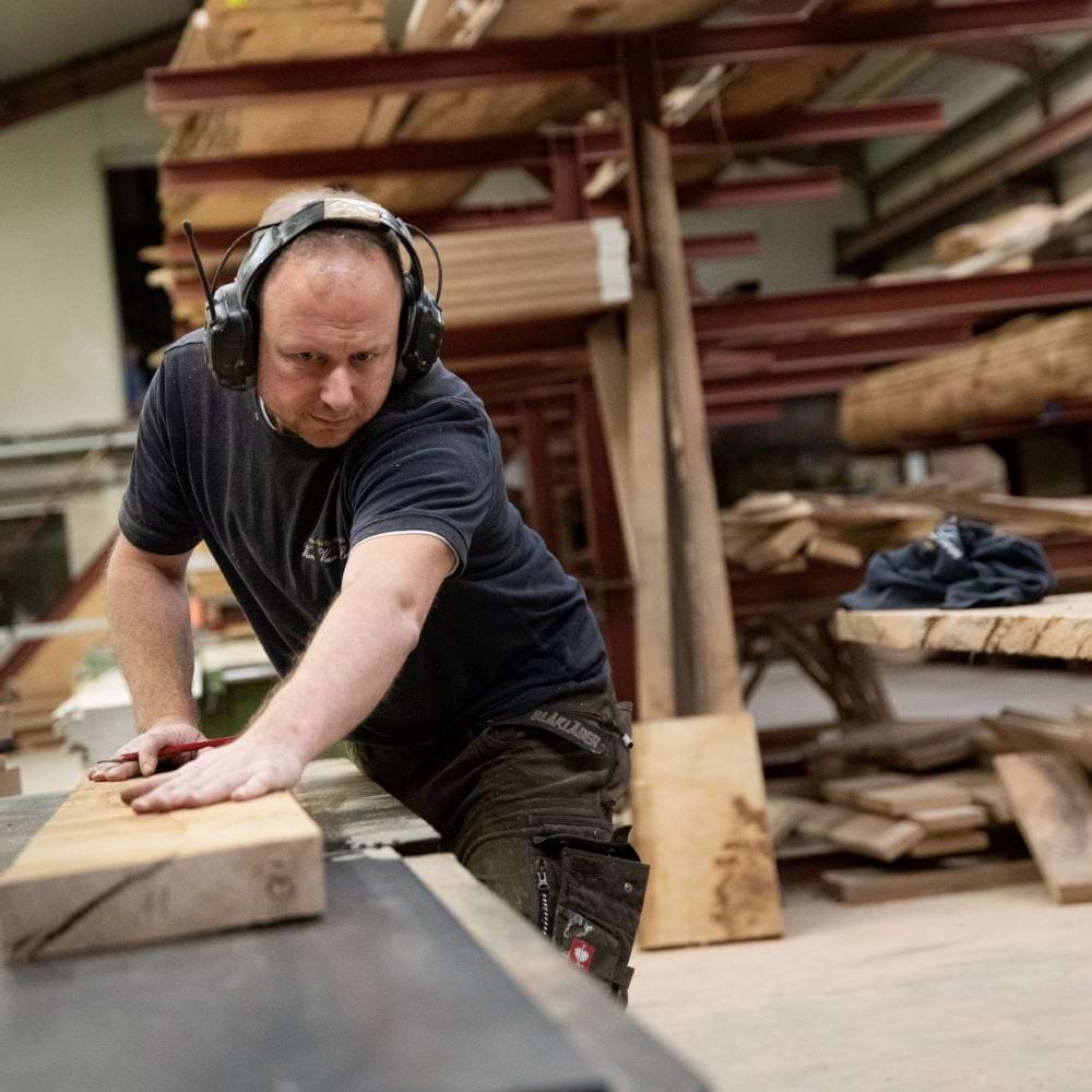 Hier zie je collega Nico een trap maken in het atelier