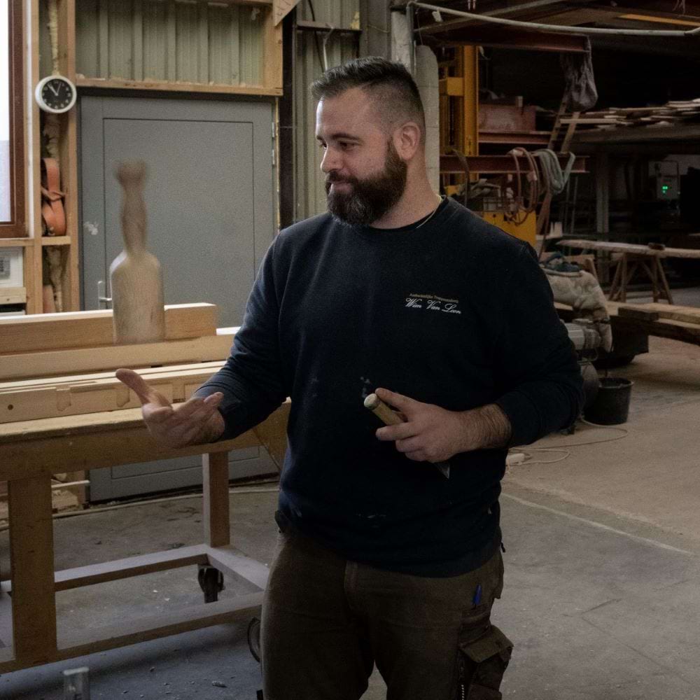 Hier zie je collega Kevin een trap maken in het atelier