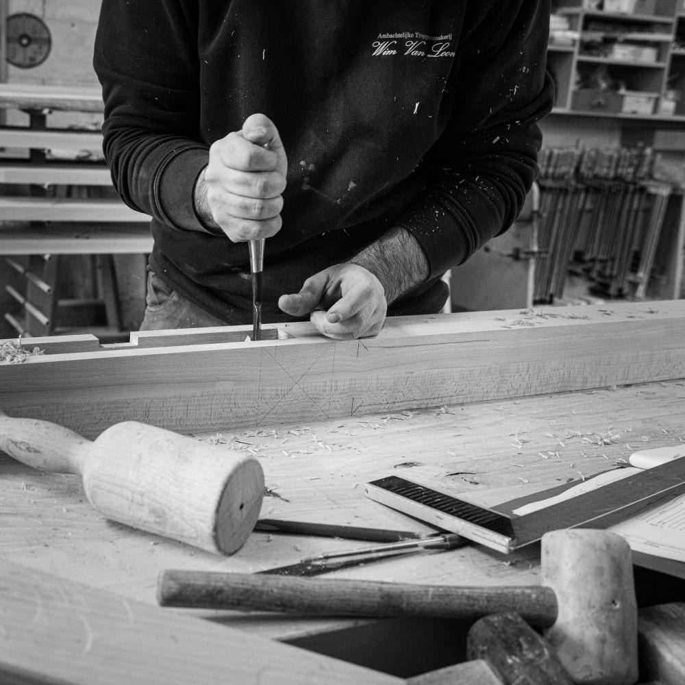 De ambacht van trappenmaker, close-up van het proces van een trap maken in ons atelier