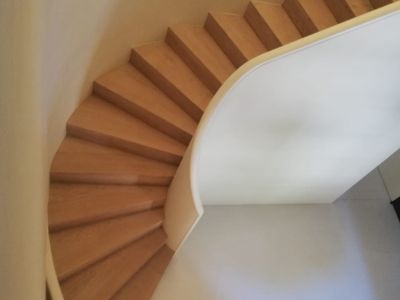 Houten trap met blokleuning die we als trappenmaker in uw buurt kunnen realiseren,trappenmaker,trappenmakerij wim van loon
