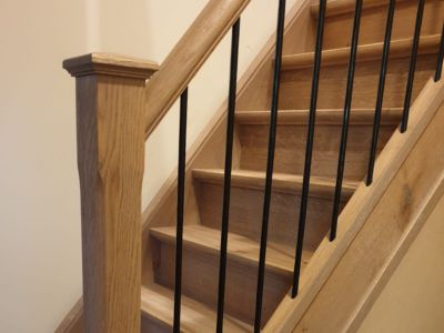 Landelijke trap naar ons model "Campagnard",trappenmakerij wim van loon,houten trap,metalen balusters,die we als trappenmaker in uw regio kunnen realiseren