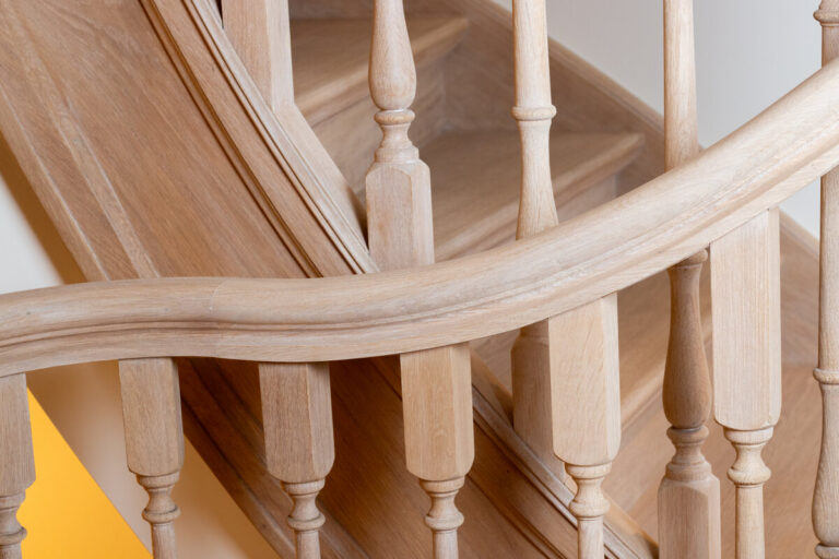 Klassieke trap,houten trap,bekleding betontrap,luxe,high-end,model Classic,maatwerk trap,wassenaar,nederland,winnaar schrijnwerk awards 2024