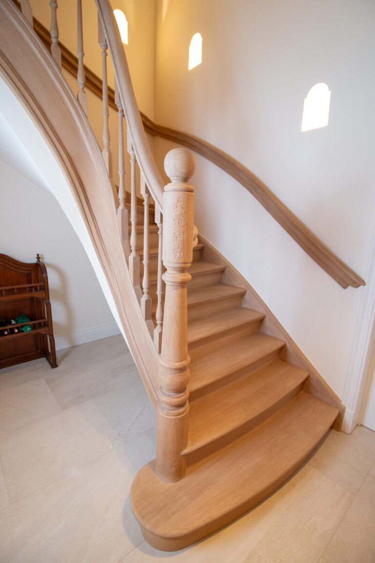 Klassieke trap,houten trap,bekleding betontrap,luxe,high-end,model Classic,maatwerk trap,wassenaar,nederland,winnaar schrijnwerk awards 2024