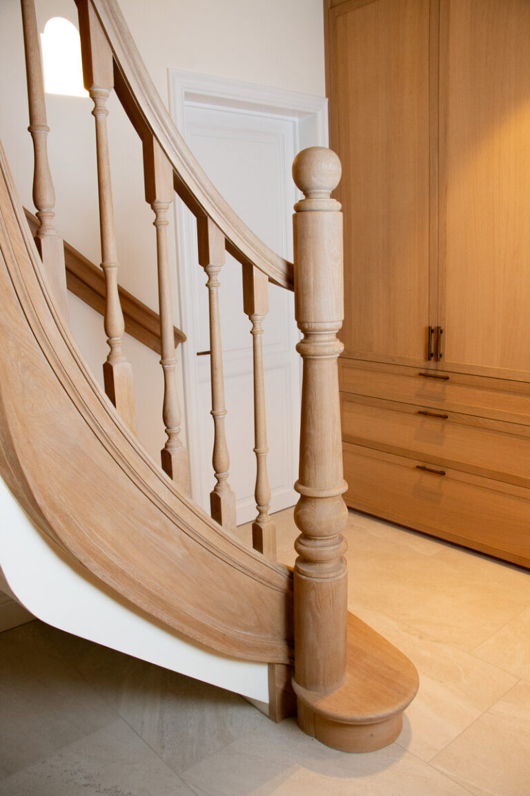 Klassieke trap,houten trap,bekleding betontrap,luxe,high-end,model Classic,maatwerk trap,wassenaar,nederland,winnaar schrijnwerk awards 2024