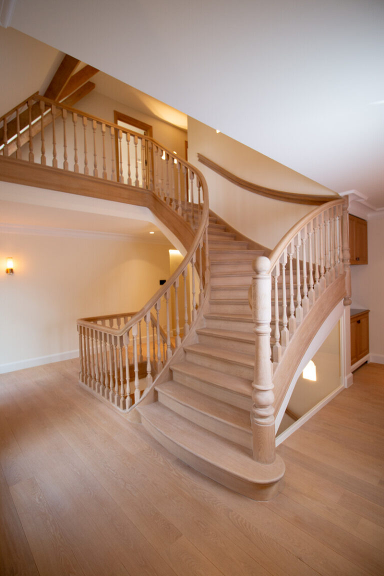 Klassieke trap,houten trap,bekleding betontrap,luxe,high-end,model Classic,maatwerk trap,wassenaar,nederland,winnaar schrijnwerk awards 2024