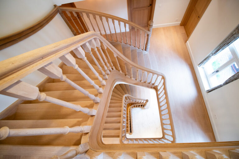Klassieke trap,houten trap,bekleding betontrap,luxe,high-end,model Classic,maatwerk trap,wassenaar,nederland,winnaar schrijnwerk awards 2024