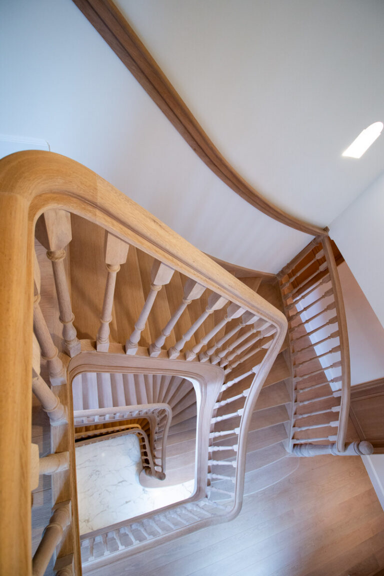 Klassieke trap,houten trap,bekleding betontrap,luxe,high-end,model Classic,maatwerk trap,wassenaar,nederland,winnaar schrijnwerk awards 2024