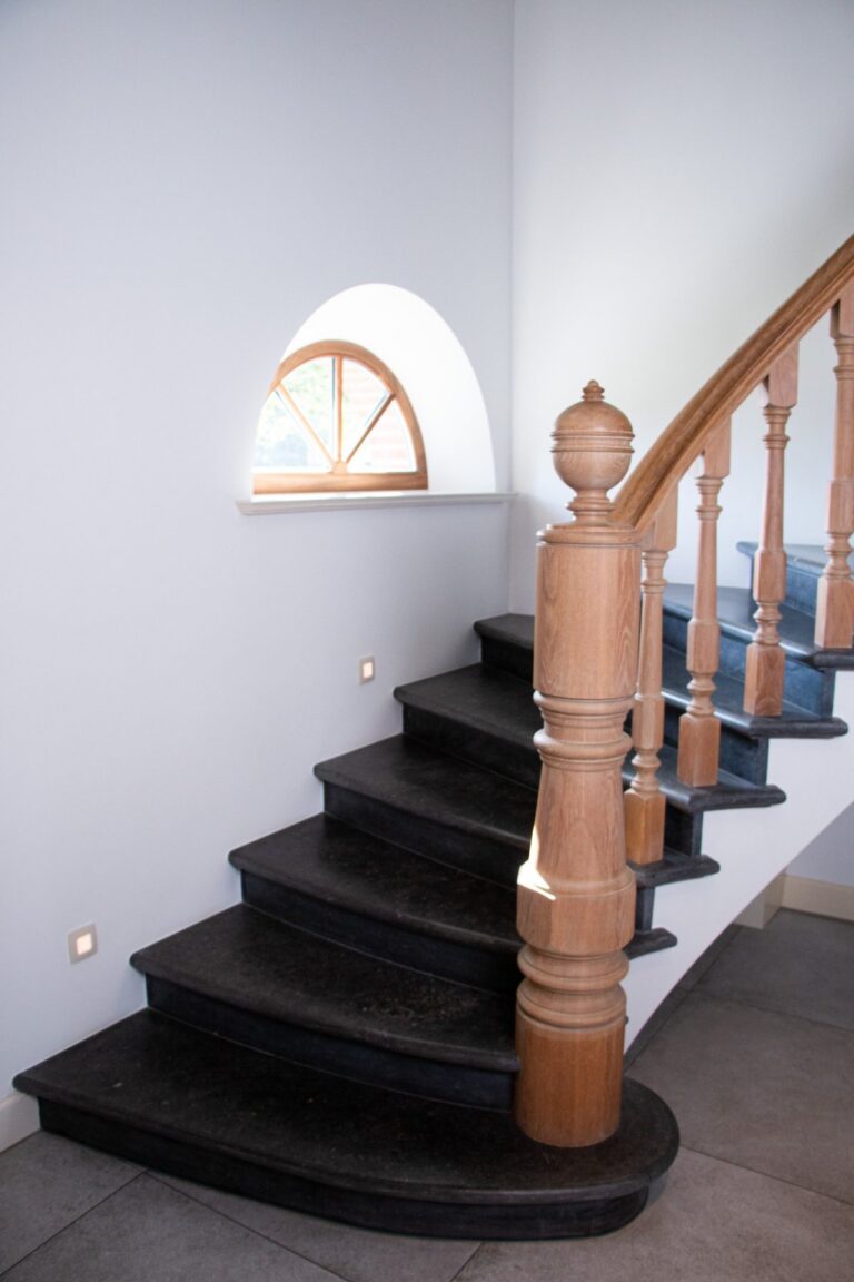Voorbeeld van een betonnen trap bekleed met blauwe steen,bekleding betontrap,hout,blauwsteen