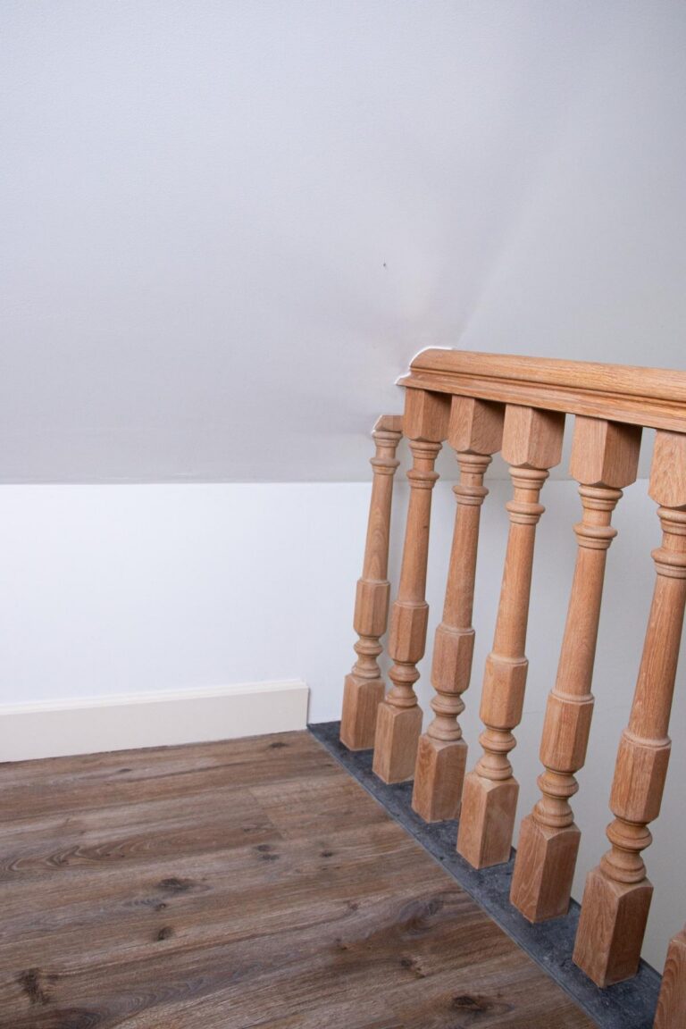 Voorbeeld van een betonnen trap bekleed met blauwe steen,bekleding betontrap,hout,blauwsteen