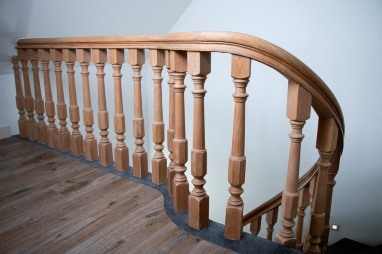 Voorbeeld van een betonnen trap bekleed met blauwe steen,bekleding betontrap,hout,blauwsteen