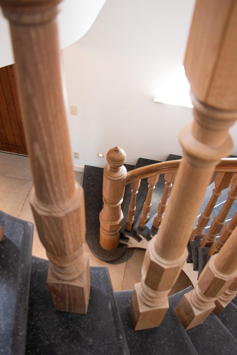 Voorbeeld van een betonnen trap bekleed met blauwe steen,bekleding betontrap,hout,blauwsteen