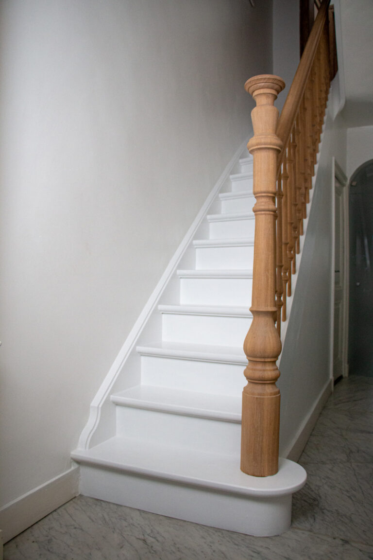 Klassieke trap in herenhuis stijl in woning te Antwerpen