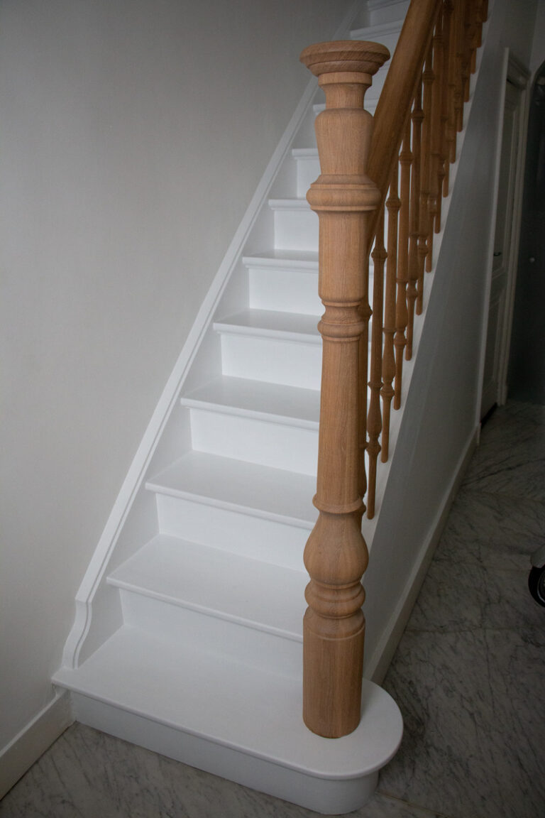 Klassieke trap in herenhuis stijl in woning te Antwerpen