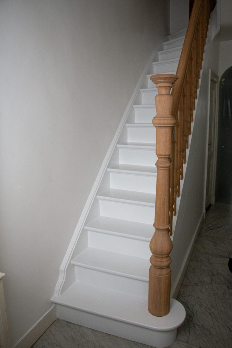 Klassieke trap in herenhuis stijl in woning te Antwerpen