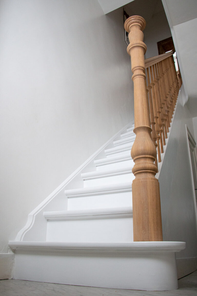 Klassieke trap in herenhuis stijl in woning te Antwerpen
