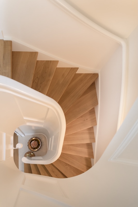 klassieke trap met witte blokleuning,goes,nederland,trappenmaker,etten-leur