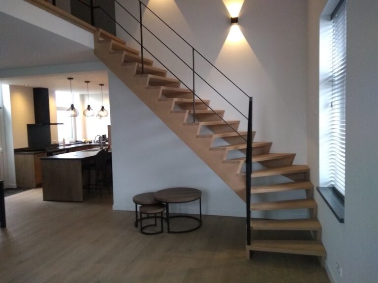 houten trap,open trap,z-trap,metaal,metalen leuning,zwart,gepoedercoat,z-vorm trap