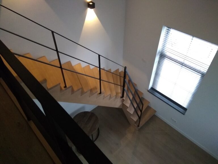 houten trap,open trap,z-trap,metaal,metalen leuning,zwart,gepoedercoat,z-vorm trap