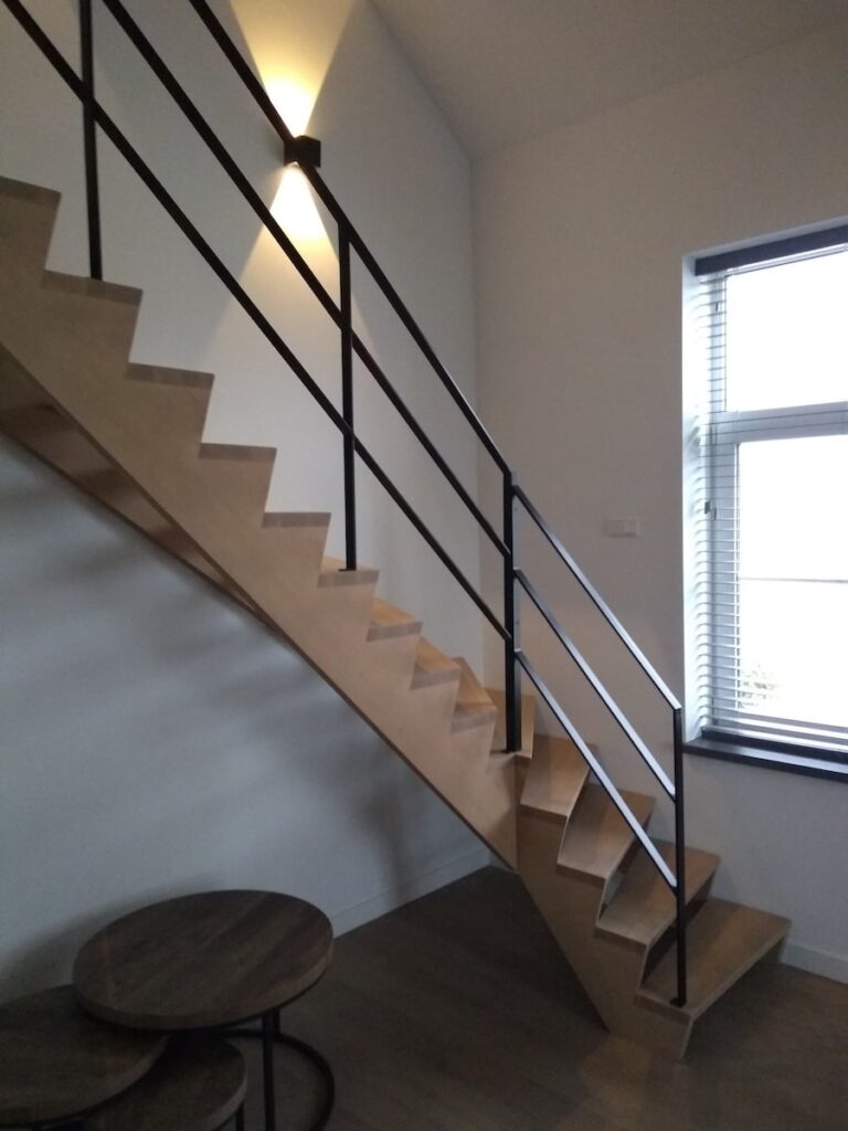 houten trap,open trap,z-trap,metaal,metalen leuning,zwart,gepoedercoat,z-vorm trap