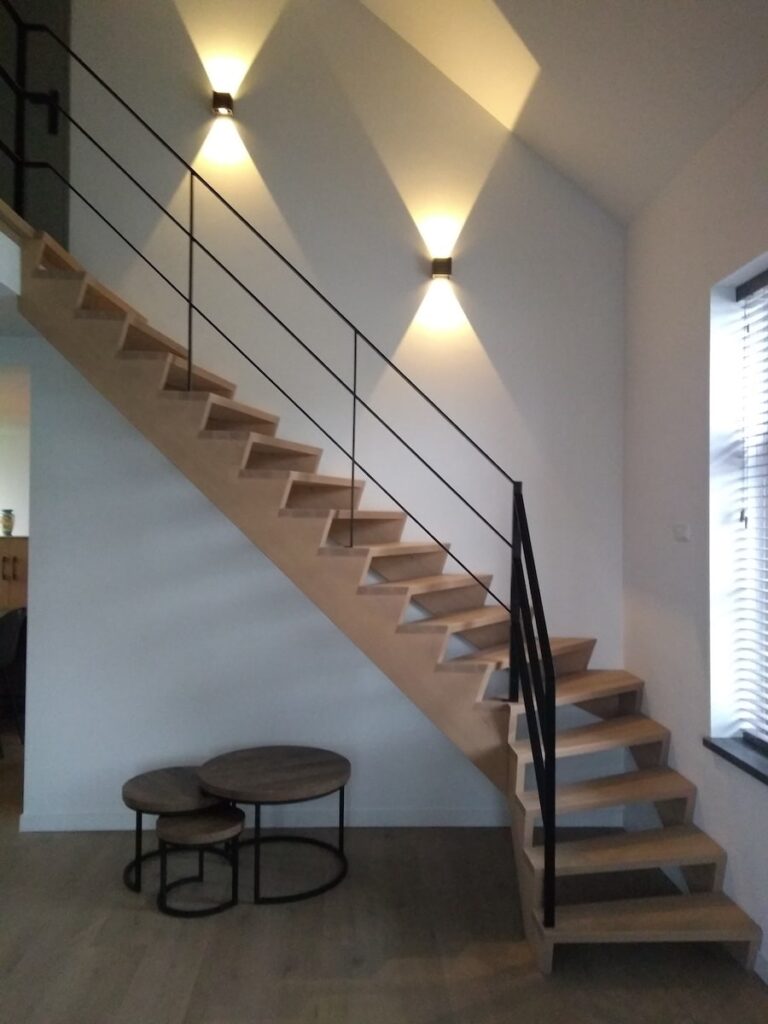 houten trap,open trap,z-trap,metaal,metalen leuning,zwart,gepoedercoat,z-vorm trap