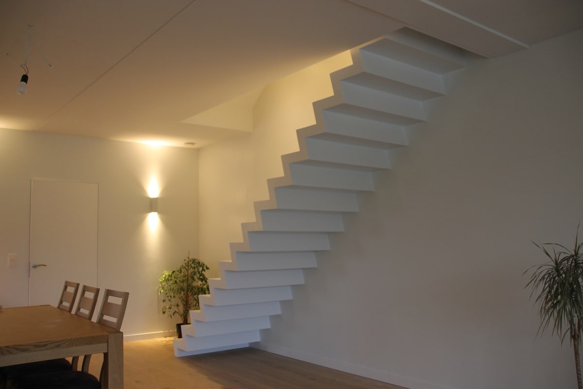 z-trap,trap in z-vorm,zelfdragende trap,trappenmaker,moderne trap,design trap,strak,wit