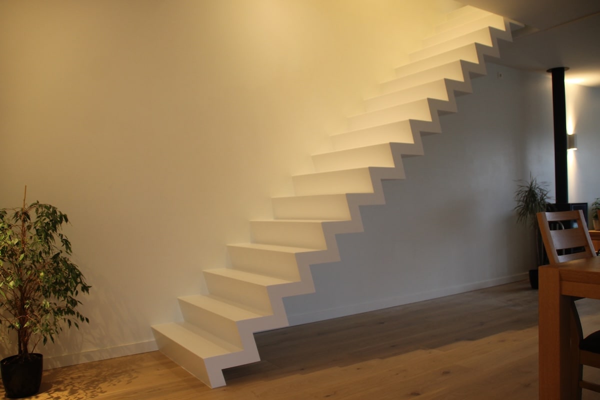 z-trap,trap in z-vorm,zelfdragende trap,trappenmaker,moderne trap,design trap,strak,wit